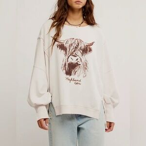 FREE PEOPLE Camden Womens Oversized Lightweight Sweatshirt- Highland Cow- Cream